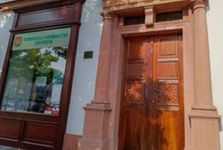 Malá, ale významná změna. Historické dveře nymburského Turistického informačního centra prošly restaurací