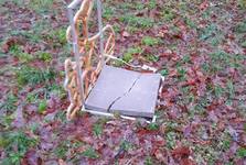 Ostuda v Nymburce. Vandalové zdemolovali vánoční hru, zvířata naházeli do Labe