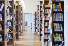 Kraj dá 2 miliony na knihovny. V Hrubém Jeseníku na Nymbursku díky dotaci zrenovují tamní knihovnu