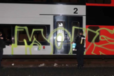 V Nymburce sprejoval po vagonech, pak ujížděl policii. Teď na rok nesmí do Česka